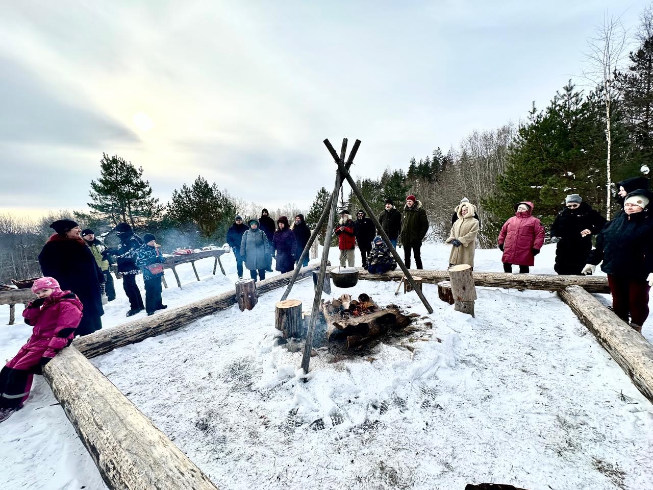 Vunki mano rahvas ronis kolm tundi pärast päikesetõusu Kaudimäele ümber lõkke. FOTO: Kalev Annom